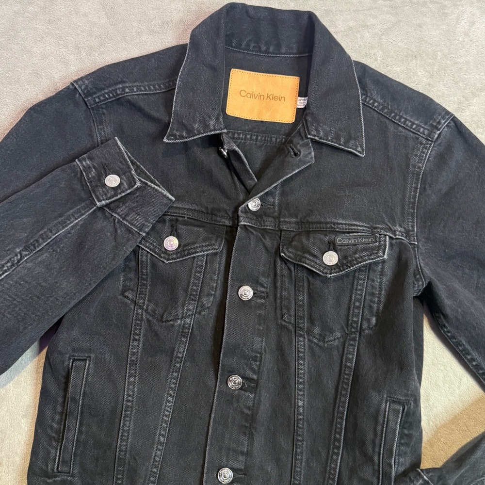 Calvin Klein Denim Trucker Jacket Mens XS Black Wash Button Front Distressed